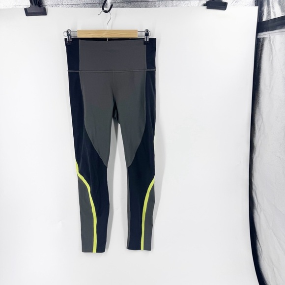 ✅ Athleta Leggings Women's Size SMALL Stash Pocket Salutation Tight Black/Gray - Picture 1 of 7